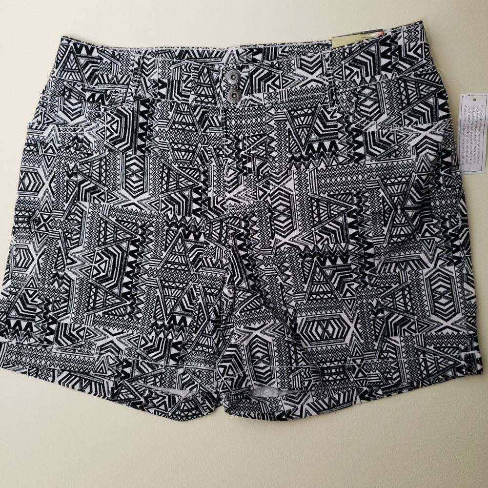 Faded Glory Women's Shorts Black & White Geometric Print Plus Size 16W NWT
